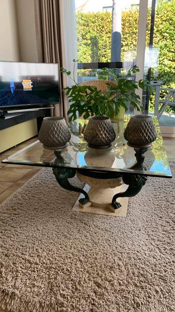 Salontafel met glazen blad samen met mat in perfecte staat beschikbaar voor biedingen