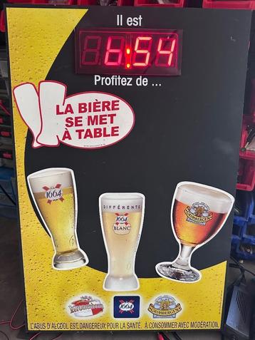 Cadre publicitaire horloge à pile disponible aux enchères