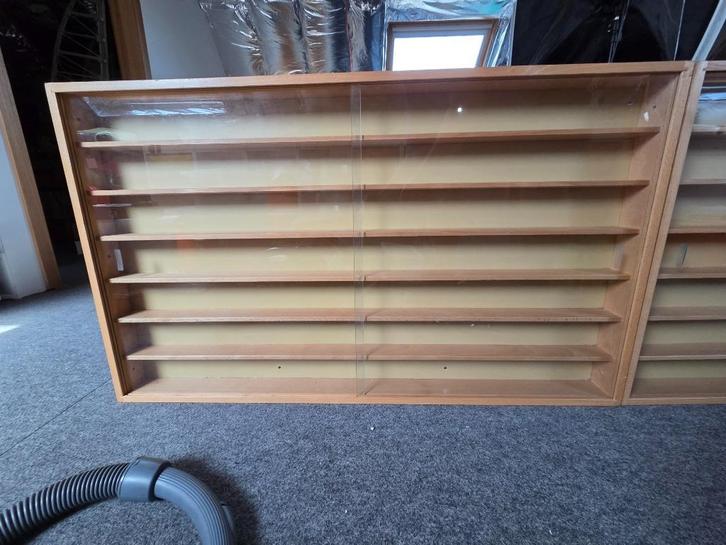 3 vitrinekasten Kibri 104x61cm 7lagen met glazen schuifdeure, Hobby en Vrije tijd, Modeltreinen | H0, Zo goed als nieuw, Overige typen