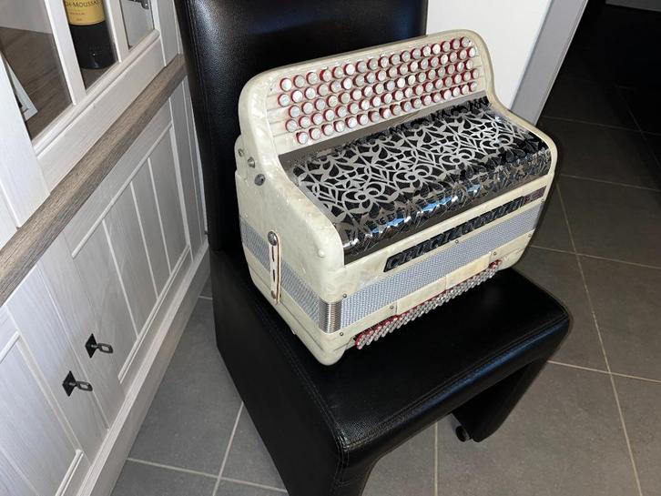 Crucianelli Accordéon is in nieuwstaat zie foto's, Muziek en Instrumenten, Accordeons, Zo goed als nieuw, Knopaccordeon, 120-bas