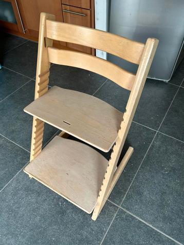 Kinderstoel, stevig hout beschikbaar voor biedingen