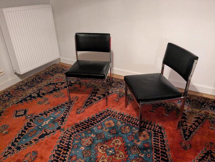 Twee stoelen (jaren 60), Huis en Inrichting, Stoelen, Gebruikt, Twee, Leer, Metaal, Zwart, Ophalen