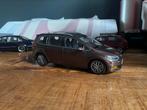 Volkswagen Touran 1:18 Paudi., Ophalen, Nieuw