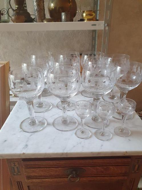 11 wijnglazen geblazen geguillocheerd glas + 3 likeurglazen, Antiek en Kunst, Antiek | Glaswerk en Kristal, Ophalen