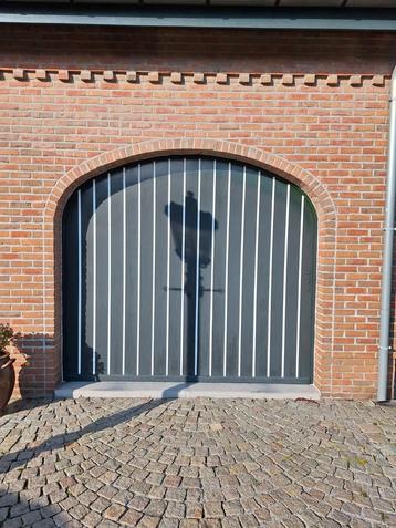 Houten garagepoort beschikbaar voor biedingen