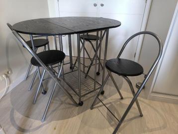 Très pratique table pliante avec quattre chaises qui se rang beschikbaar voor biedingen