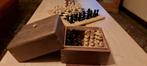 Boîte d'échecs unique faite à la main avec 32 pièces., Enfants & Bébés, Jouets | Blocs de construction, Comme neuf, Enlèvement ou Envoi