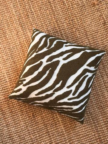 Twee donkergroene zebraprint kussens beschikbaar voor biedingen