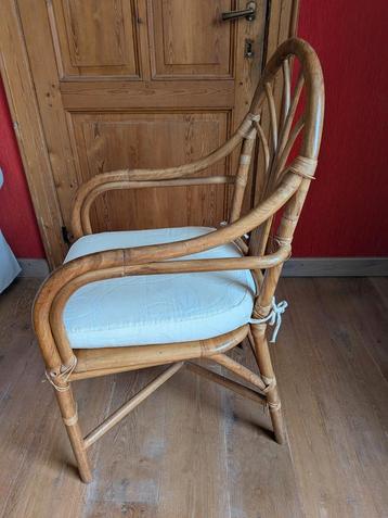 Lot van 8 handgemaakte houten stoelen met bieszitting beschikbaar voor biedingen