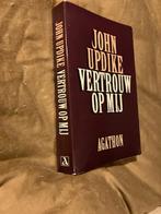 VERTROUW OP MIJ.  JOHN UPDIKE.  AGATHON, Boeken, Gelezen, Ophalen of Verzenden, Nederland