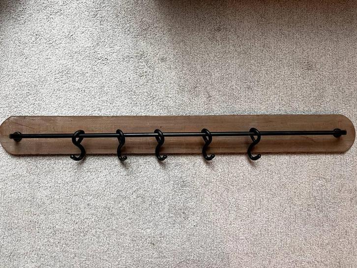 Houten kapstok met zwarte metalen haken|industrieel&tijdloos, Huis en Inrichting, Woonaccessoires | Kapstokken, Zo goed als nieuw