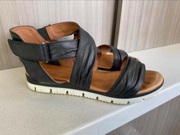 Sandalette d’Italie en cuir très bon état pointure 41  beschikbaar voor biedingen