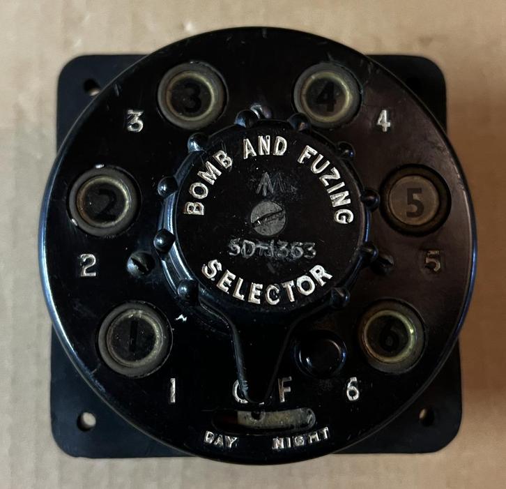 WO2 - RAF Aircraft Bomb & Fuzing Selector - Broad Arrow, Verzamelen, Militaria | Tweede Wereldoorlog, Luchtmacht, Overige typen