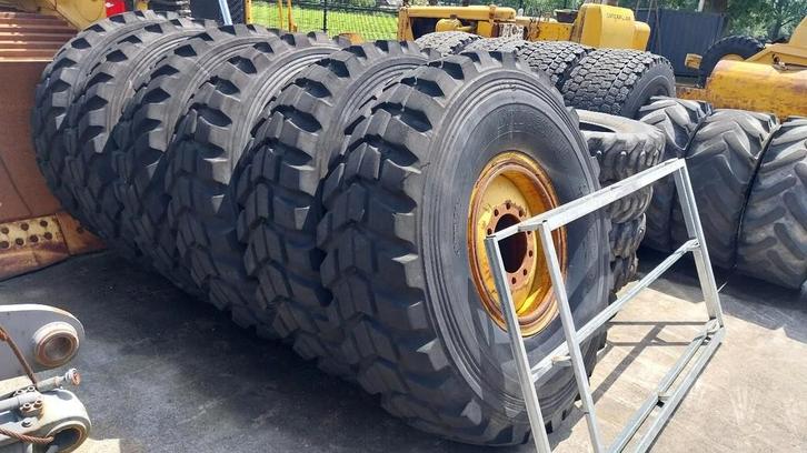Bridgestone 6X 16.00 - 24 tires on Cat rim / 90% thread / Ca, Articles professionnels, Machines & Construction | Pièces