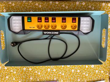 Wandstekkerdoos met bouwlamp beschikbaar voor biedingen