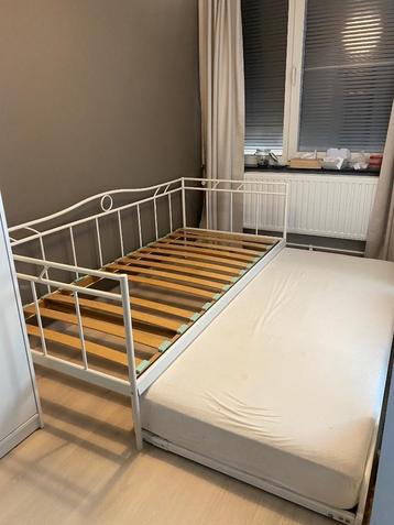 Metalen bedframe en onderbed beschikbaar voor biedingen