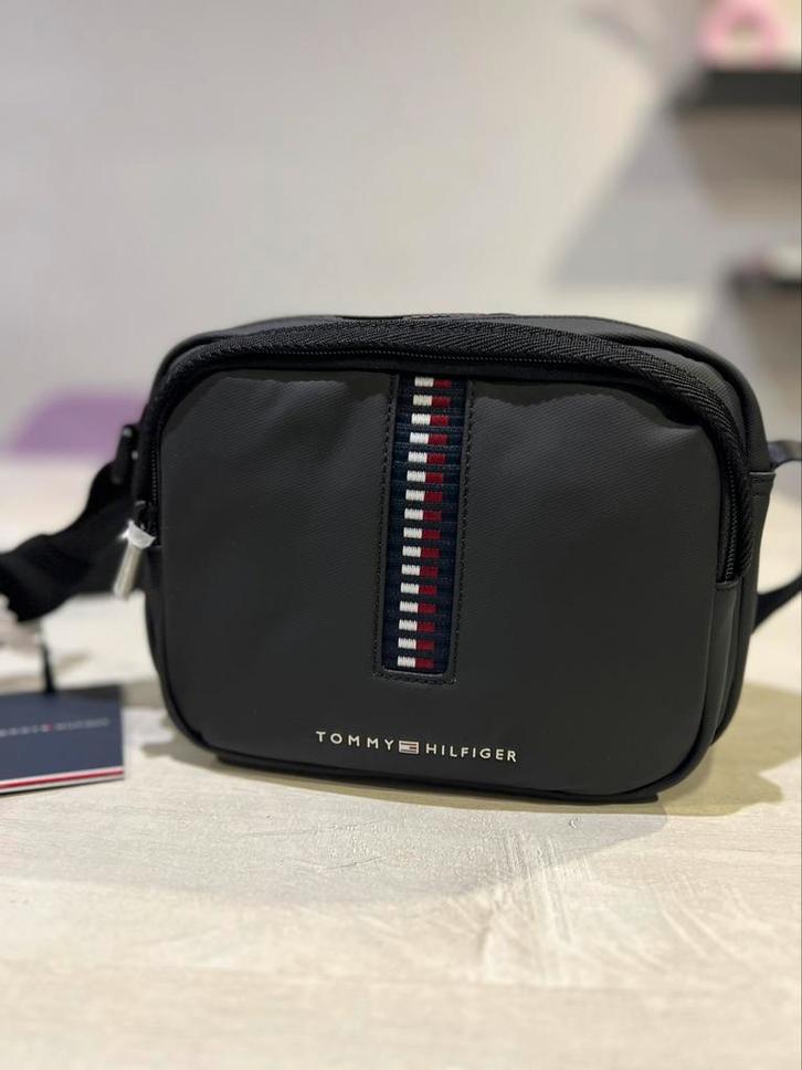 Tommy Hilfiger schoudertas voor heren  - zwart, Handtassen en Accessoires, Tassen | Schoudertassen, Nieuw, Overige merken, Zwart