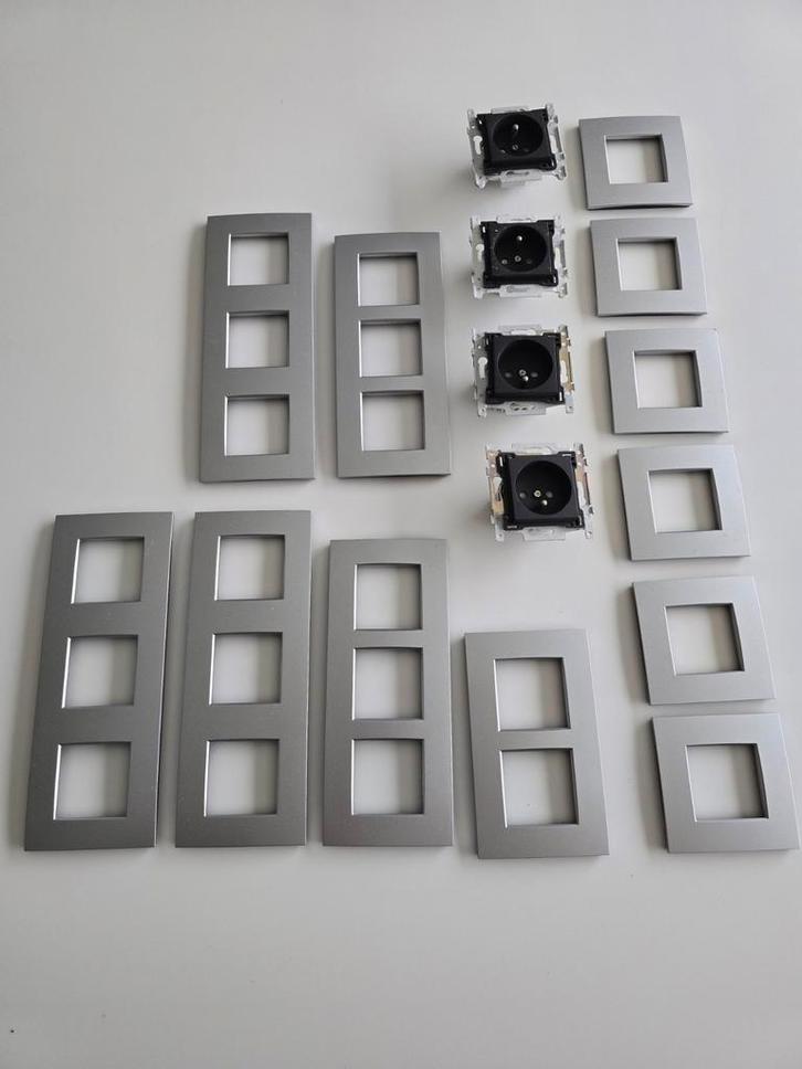 Afdekplaatjes en stopcontacten Niko, Doe-het-zelf en Bouw, Elektriciteit en Kabels, Zo goed als nieuw, Ophalen