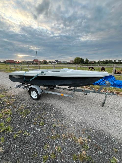 Boot met trailer en 15pk motor, Watersport en Boten, Open zeilboten, Zo goed als nieuw, Polyester, Buitenboordmotor, Benzine, Ophalen