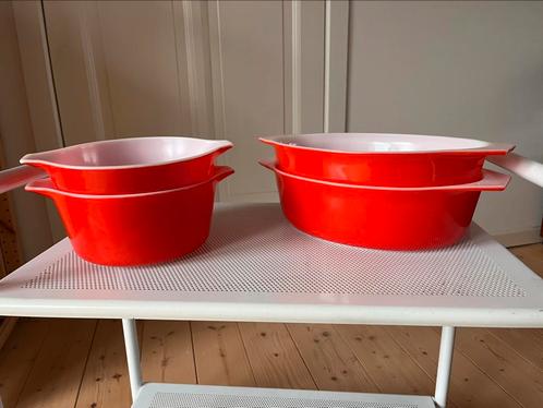 Set van 4 vintage felrode Pyrex kommen / ovenschalen, Antiek en Kunst, Antiek | Glaswerk en Kristal, Ophalen of Verzenden