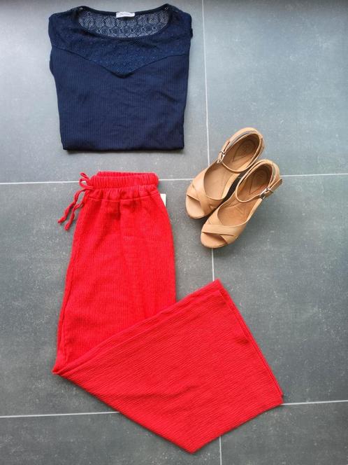 Rode pantalon met wijde pijpen - klein défaut, Kleding | Dames, Broeken en Pantalons, Zo goed als nieuw, Maat 42/44 (L), Rood
