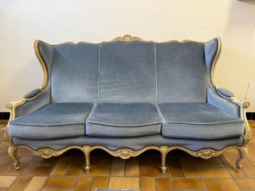 Driezitszetel in fluweel met houten frame beschikbaar voor biedingen