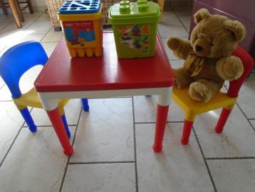 Tafeltje met 2 stoelen, legoblokken en speelwagentje