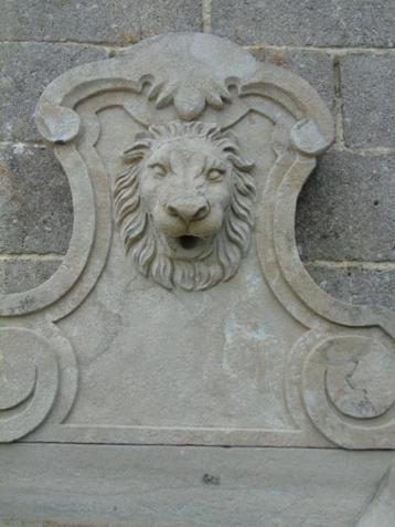 fontaine mural tête lion en pierre bleu ,  superbe !