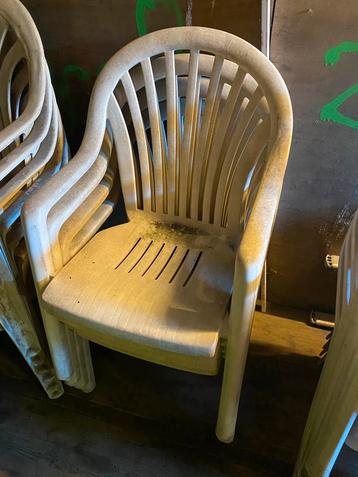 Verschillende plastic tuinstoelen  beschikbaar voor biedingen