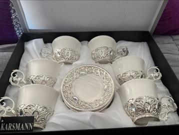 6 of 12 witte porseleinen tassen koppen met barok decoratie beschikbaar voor biedingen