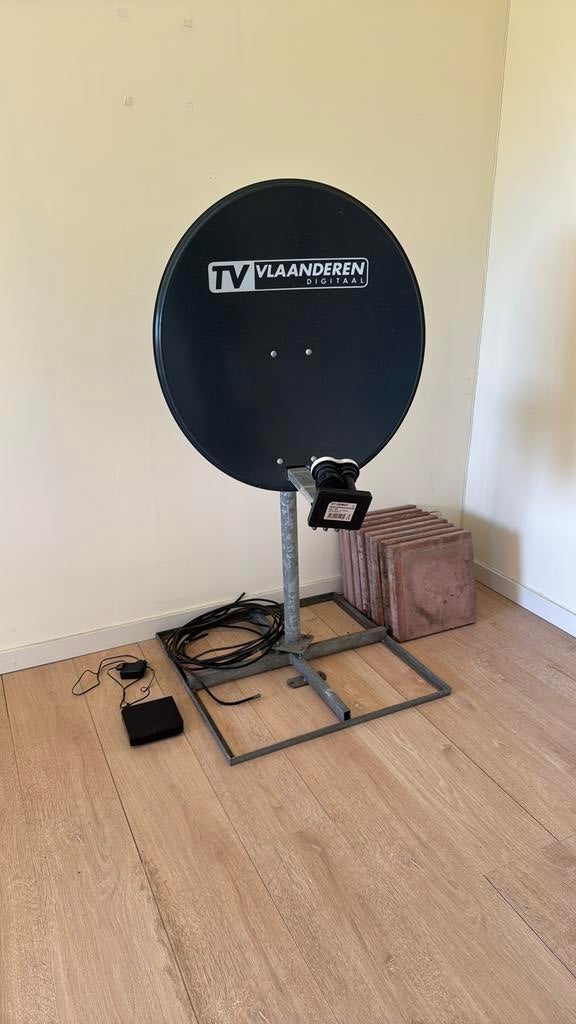 Originele TV-Vlaanderen schotelantenne + voet + ontvanger. ., Audio, Tv en Foto, Schotelantennes, Ophalen, Zo goed als nieuw, (Schotel)antenne