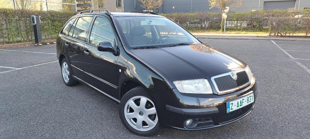 Skoda Fabia 1400 benzine - gekeurd verkoop roos formulier, Voorwielaandrijving, Stof, 4 cilinders, Zwart