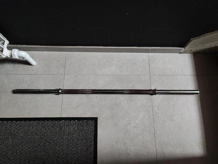 Barre longue 120cm (30mm), Sports & Fitness, Équipement de fitness, Utilisé, Barre d'haltères, Bras, Jambes, Pectoraux, Abdominaux