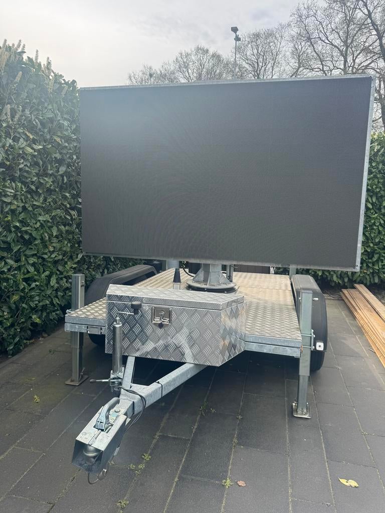 Ledscherm op aanhangwagen, Ophalen, Zo goed als nieuw