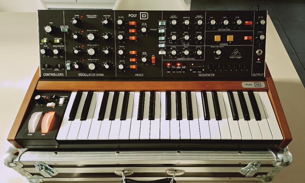 Berhinger Poly D + Flightcase, Musique & Instruments, Autres marques, Autres nombres, Enlèvement, Avec valise ou flightcase