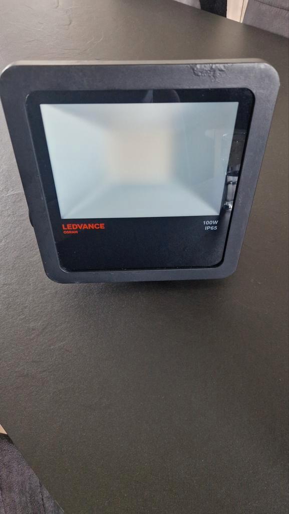 Ledvance Projecteur LED 100W 4000K 10000lm IP65 Noir, Bricolage & Construction, Éclairage de chantier, Utilisé, Lampe, 50 à 200 watts