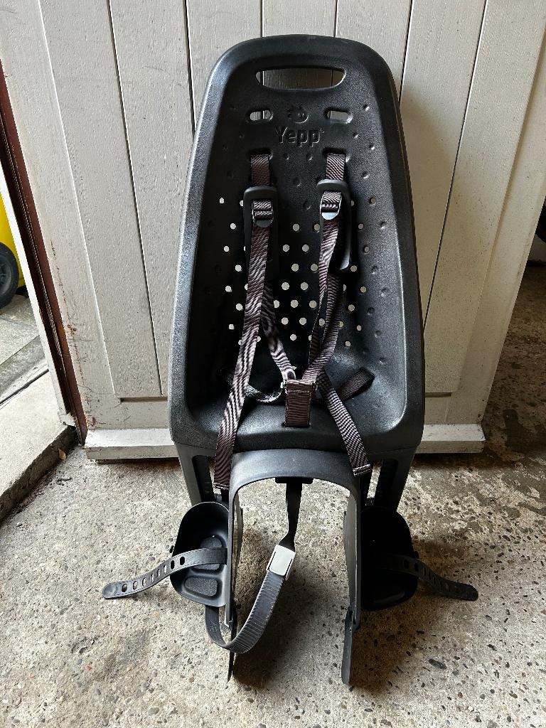 Yepp fietsstoel zwart, Fietsen en Brommers, Fietsaccessoires | Fietsstoeltjes, Gebruikt, Achterzitje, 15 t/m 25 kg, Voetsteuntjes