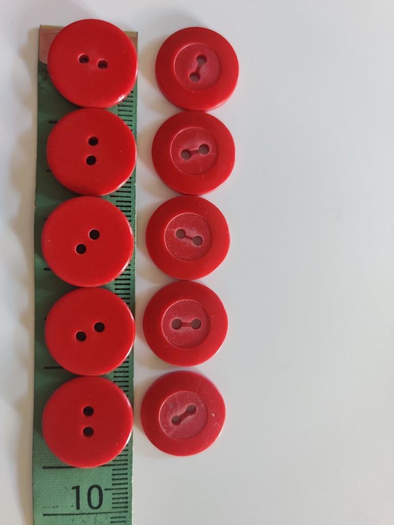 Vintage knopen 18 mm rood/ ( licht)blauw/zacht geel, Hobby en Vrije tijd, Naaien en Fournituren, Ophalen, Nieuw, Knoop of Knopen