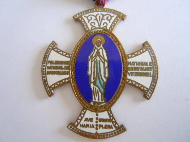 Religieus pelgrimskruis met Heilige Maagd Maria - Emaille, Antiek en Kunst, Antiek | Religieuze voorwerpen, Ophalen of Verzenden