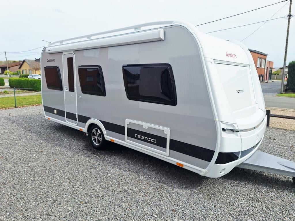 Dethleffs nomad 550FR met mover airco vaste luifel, Caravans en Kamperen, Caravans, Particulier, Rondzit, Dethleffs, Frans bed