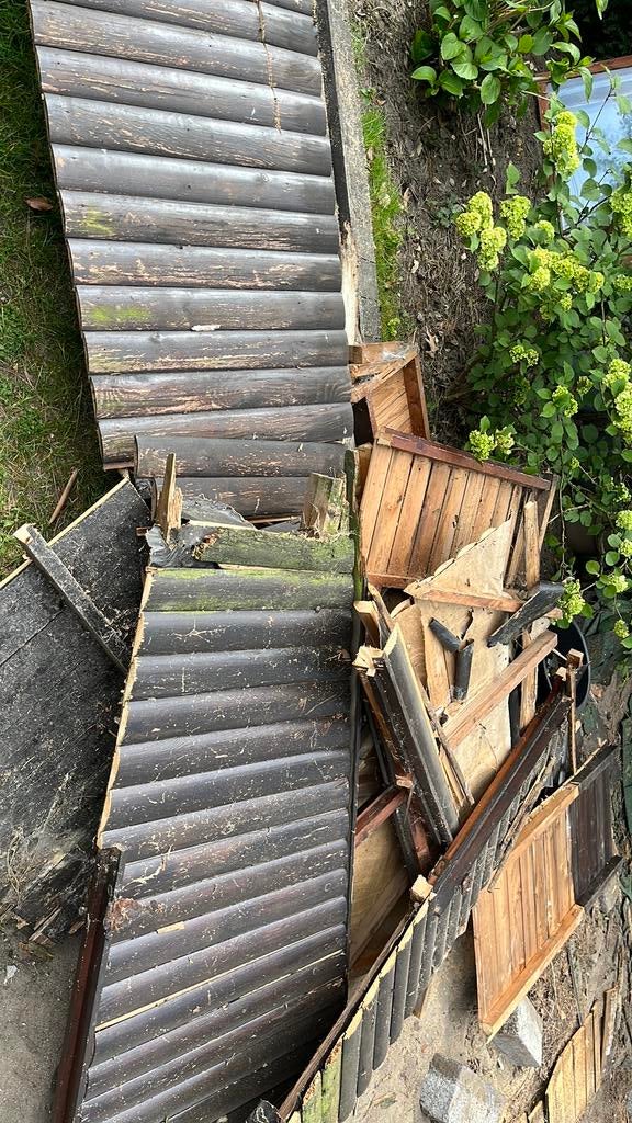 Gratis hout van afgebroken tuinhuis. Ophalen in Assebroek, Minder dan 3 m³, Ophalen