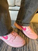 Baskets Nike Dunk Low roses rose clair avec swoosh rose vif, Enlèvement ou Envoi, Neuf