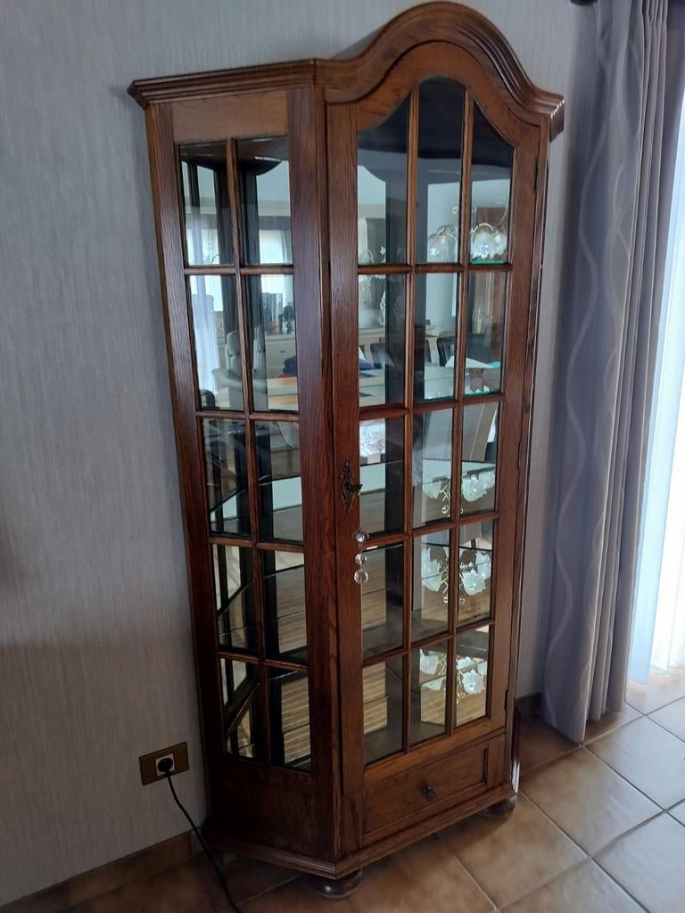 Mooie vitrinekast, Enlèvement