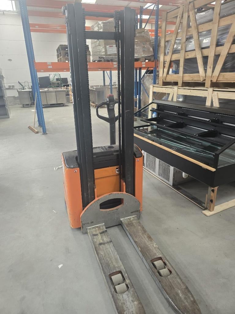 GERBEUR PIETONNIER + CHARGEUR, Chariot élévateur pour allées étroites, Électrique, Still, Enlèvement