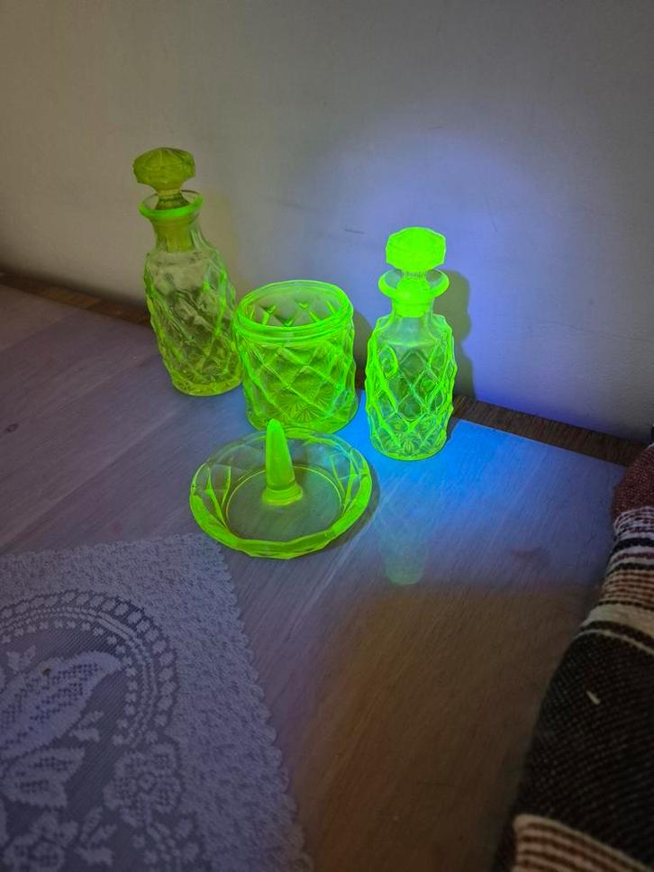 Vintage Uranium Glas Toilettafel Set - Glow in the Dark, Antiek en Kunst, Antiek | Glaswerk en Kristal, Ophalen of Verzenden