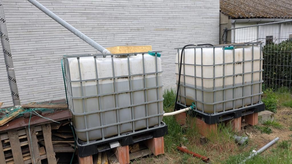Twee IBC-vaten gebruikt voor regenwater tijdens bouw, Ophalen