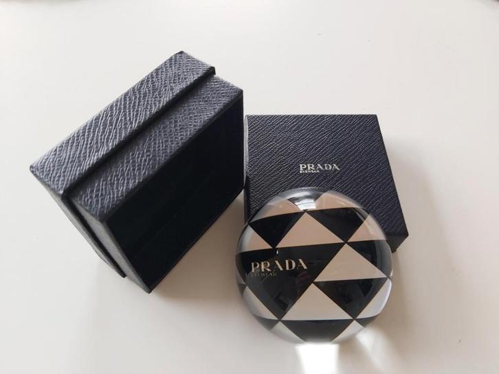 Mooie PRADA Eyewear Paperweight originele verpakking jr 90, Collections, Marques & Objets publicitaires, Comme neuf, Ustensile