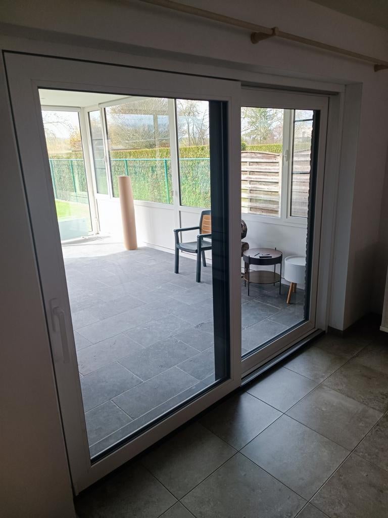 Porte coulissante en PVC Schûco
B250 x H212, Enlèvement