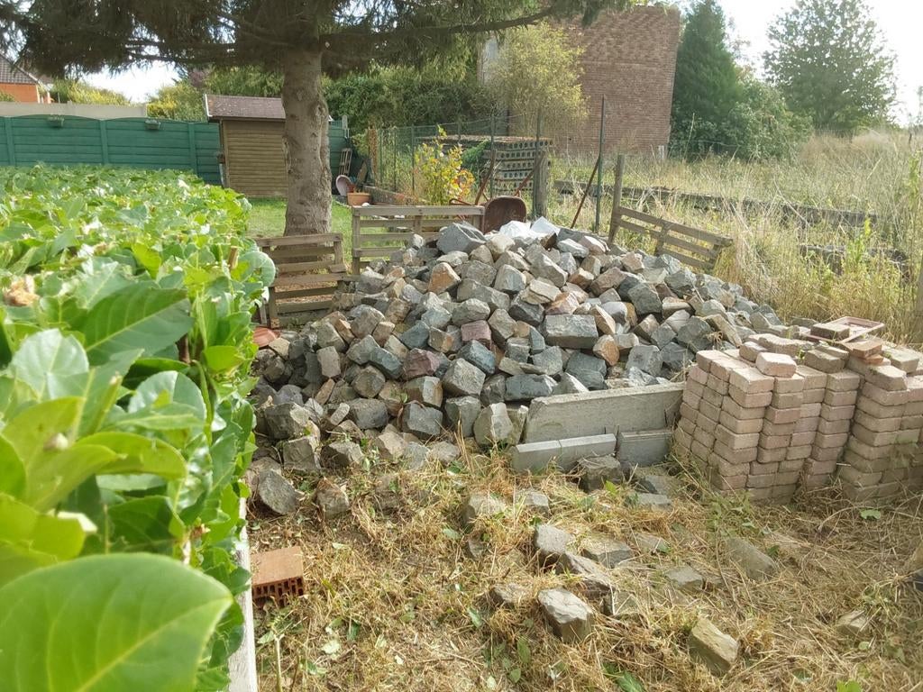 pavés porphyre gris différentes tailles.
GRATUITS, Jardin & Terrasse, Enlèvement, Neuf, Autres types