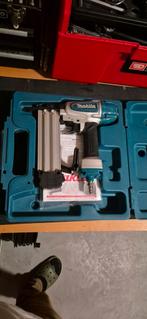 Cloueuse makita +coffret, Bricolage & Construction, Outillage | Fraiseuses